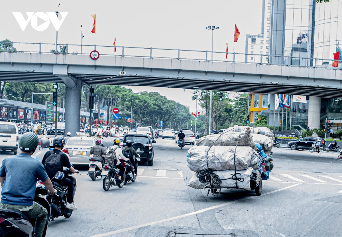 Những phương tiện này chạy bất kể ngày giờ, “làm xiếc” ngay cả trước mặt lực lượng CSGT.