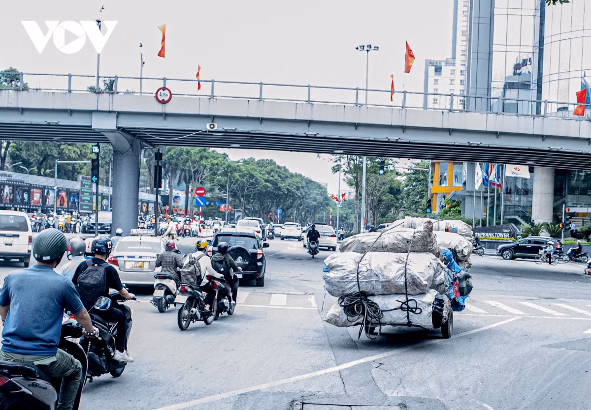 Những phương tiện này chạy bất kể ngày giờ, “làm xiếc” ngay cả trước mặt lực lượng CSGT.