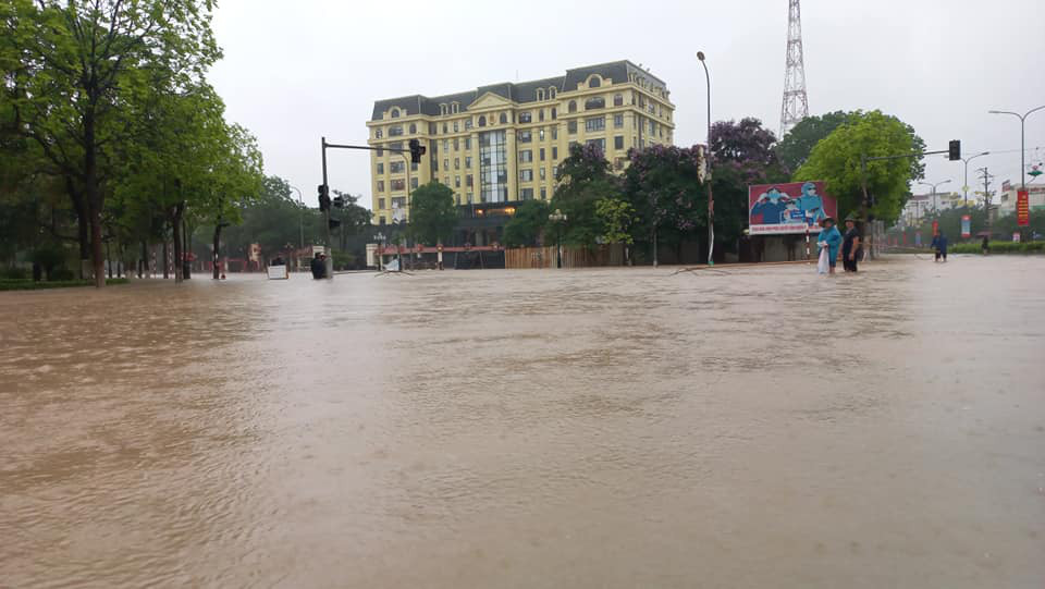 Vĩnh Phúc: Phố biến thành sông, dân đổ ra đường bắt 'lộc trời' Vinh Phuc: Pho bien thanh song, dan do ra duong bat 'loc troi'