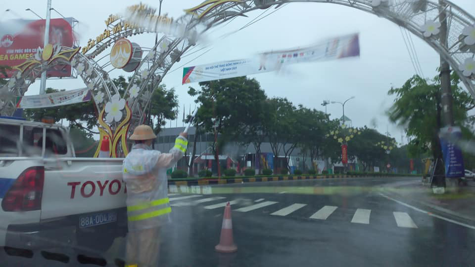 Lực lượng chức năng địa phương đã có mặt tại những điểm ngập úng để hướng dẫn xe đi sang các hướng tuyến khác và hỗ trợ người dân. (Ảnh: Tuổi Trẻ)