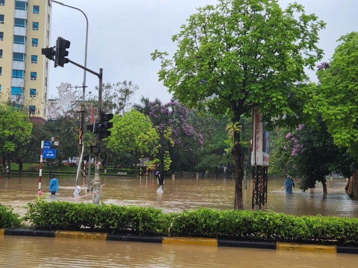 Tại khu vực ngã tư Mê Linh – Tôn Đức Thắng giáp ranh giữa 2 phường Khai Quang và Liên bảo (TP.Vĩnh Yên, Vĩnh Phúc) nước vẫn đang ngập cục bộ. (Ảnh: VTC)