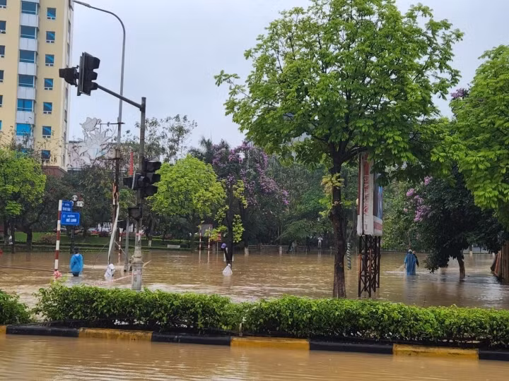 Tại khu vực ngã tư Mê Linh – Tôn Đức Thắng giáp ranh giữa 2 phường Khai Quang và Liên bảo (TP.Vĩnh Yên, Vĩnh Phúc) nước vẫn đang ngập cục bộ. (Ảnh: VTC)