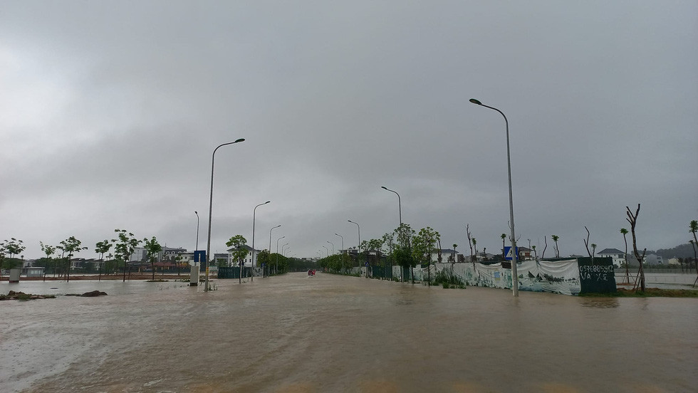 Vĩnh Phúc: Phố biến thành sông, dân đổ ra đường bắt 'lộc trời' - Hình 2 Vinh Phuc: Pho bien thanh song, dan do ra duong bat 'loc troi'-Hinh-2