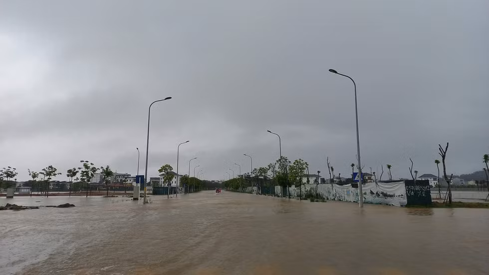 Vinh Phuc: Pho bien thanh song, dan do ra duong bat 'loc troi'-Hinh-2