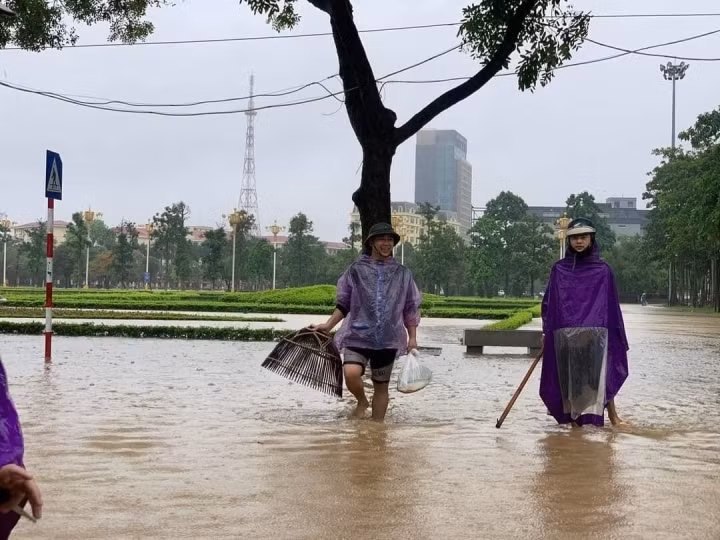 Nhiều người tỏ ra thoải mái và vui vẻ với việc bắt cá trên đường phố. (Ảnh: VTC)