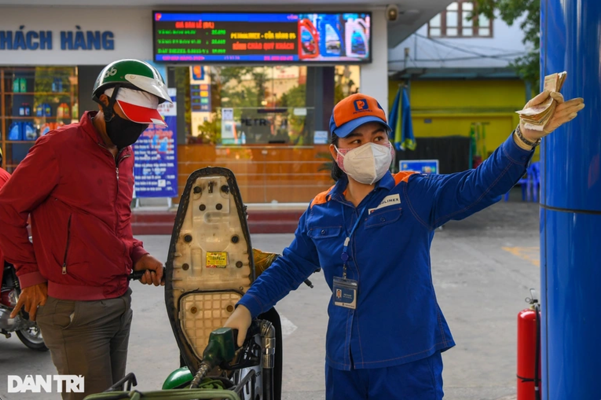 Giá xăng có thể tiếp tục tăng, vượt mốc 31.000 đồng/lít: Giá xăng trong nước ở kỳ điều chỉnh ngày 1/6 có nguy cơ tăng mạnh theo giá xăng dầu thế giới. Mỗi lít xăng được dự báo tăng từ 350-850 đồng, khiến giá xăng RON 95 có khả năng vượt 31.000 đồng/lít. (Nguồn: Dân Trí)