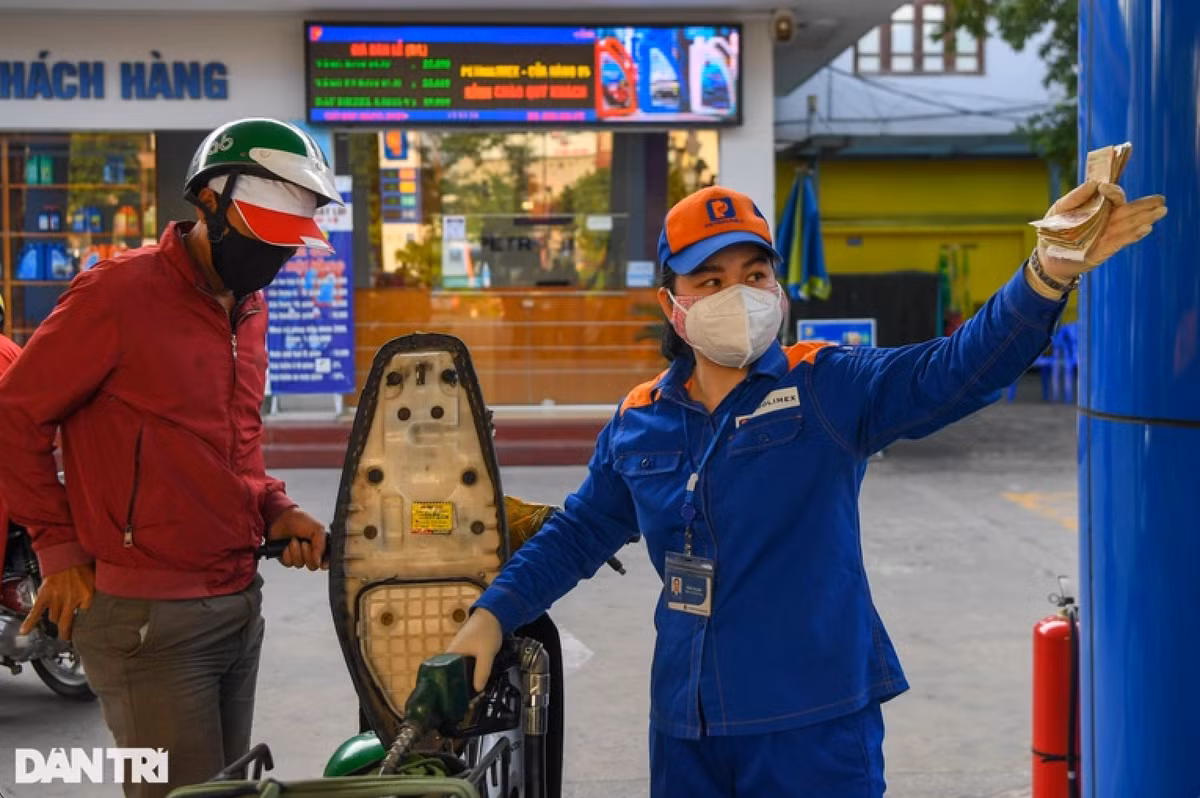 Giá xăng có thể tiếp tục tăng, vượt mốc 31.000 đồng/lít: Giá xăng trong nước ở kỳ điều chỉnh ngày 1/6 có nguy cơ tăng mạnh theo giá xăng dầu thế giới. Mỗi lít xăng được dự báo tăng từ 350-850 đồng, khiến giá xăng RON 95 có khả năng vượt 31.000 đồng/lít. (Nguồn: Dân Trí)