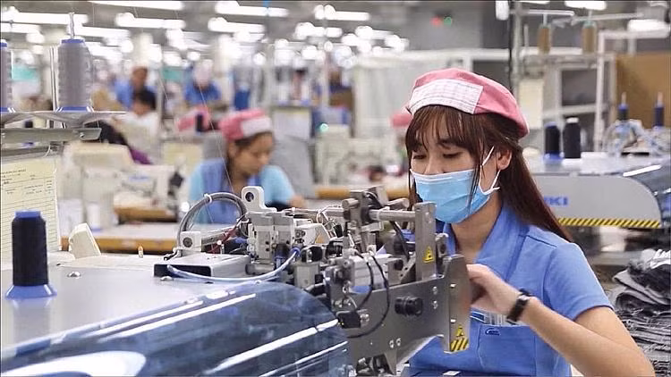  Gia hạn khoảng 125.000 tỷ thuế, tiền thuê đất trong năm 2022: Hàng loạt doanh nghiệp, tổ chức, hộ gia đình, hộ kinh doanh, cá nhân nằm trong diện được gia hạn thời hạn nộp các loại thuế gồm thuế giá trị gia tăng (VAT), thuế thu nhập doanh nghiệp, thuế thu nhập cá nhân và tiền thuê đất trong năm 2022. Tổng số thuế, tiền thuê đất được gia hạn ước tính khoảng 125.000 tỷ đồng... (Nguồn: VnEconomy)