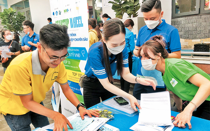 Tăng phúc lợi thu hút người lao động: Lương tháng hơn 10 triệu đồng; hỗ trợ tiền nhà trọ, gửi trẻ; thưởng cuối năm hai, ba tháng lương… cùng nhiều phúc lợi khác là những đãi ngộ mà nhiều doanh nghiệp tại thành phố Hồ Chí Minh đưa ra nhằm thu hút người lao động, nhất là những lao động vững tay nghề, đến làm việc. (Nguồn: Nhân Dân)