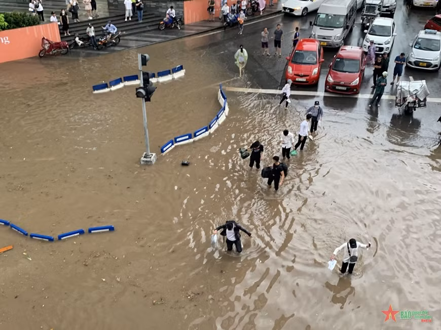 Năm 2022 sẽ có nhiều thiên tai bất thường: Trung tâm Dự báo Khí tượng Thủy văn Quốc gia cho biết, từ nay đến cuối năm 2022, lượng mưa tại Bắc Bộ có xu hướng cao hơn trung bình nhiều năm từ tháng 7-9. Trái lại, tại khu vực Tây Nguyên và Nam Bộ, lượng mưa có xu hướng thiếu hụt so với trung bình nhiều năm từ tháng 6-9. Khu vực ven biển Trung Bộ, Tây Nguyên và Nam Bộ, lượng mưa có xu hướng gia tăng và có nguy cơ xảy ra mưa, lũ dồn dập tại các tỉnh, thành phố miền Trung. Năm 2022 khả năng sẽ có nhiều thiên tai bất thường ở nước ta. (Nguồn: QĐND)