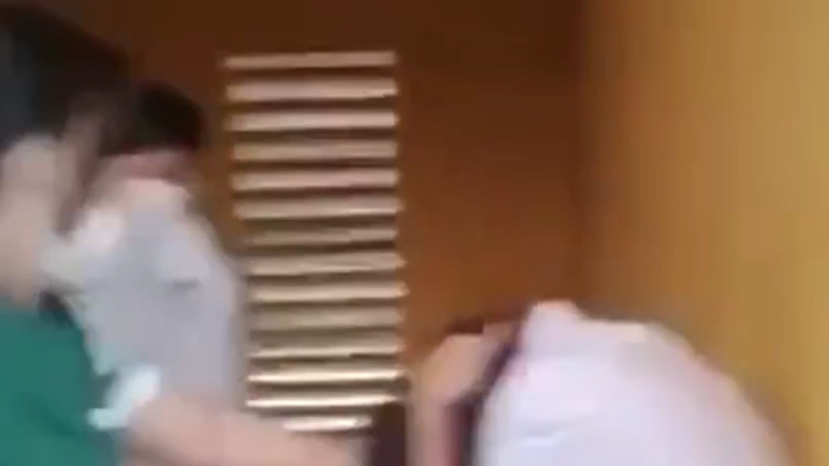  Hưng Yên, nữ sinh lớp 7 bị đánh hội đồng ngay tại trường: Sáng 21/3/2022, nữ sinh T.T.C.L. (SN 2009, học sinh lớp 7 Trường THCS Tống Trân) bị một nhóm nữ sinh cùng trường tổ chức hành hung, tấn công. Nữ sinh L. bị nhiều bạn học quây tại góc tường rồi dùng tay đánh, tát liên tục vào đầu. Nhóm hành hung em L. còn túm tóc, đẩy nữ sinh này ngã ra đất rồi lao vào đánh hội đồng. Sự việc xảy ra trước sự chứng kiến của nhiều học sinh nhưng không ai vào can ngăn mà lại cổ vũ, hò reo. Nguyên nhân xuất phát từ mâu thuẫn giữa em L. và nhóm nữ sinh khác khi sử dụng mạng xã hội. (Ảnh: Cắt từ clip)