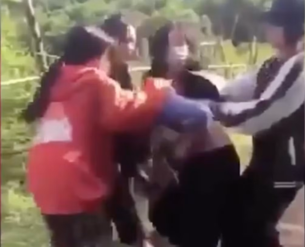  Nữ sinh lớp 7 bị đánh hội đồng, dọa lột đồ giữa đường ở Thanh Hóa: Ngày 3/4/2022, một nữ sinh lớp 7 bị 3 nữ sinh khác dồn vào bụi rậm bên đường và đánh hội đồng, dẫm đạp lên người. Sau khi được can ngăn, nhóm này đã dừng lại và đi ra ngoài đường nhưng khi ra ngoài đường thì lại tiếp tục lao vào đánh, túm tóc và đòi lột đồ nạn nhân ngay giữa đường. Nguyên nhân do mâu thuẫn cá nhân. (Ảnh: Cắt từ clip)