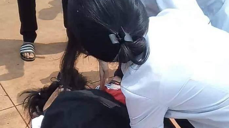  Nữ sinh cấp 2 ở Đắk Lắk bị đánh hội đồng: T rưa 13/4/2022, một nhóm nữ sinh lớp 7 và lớp 8 trường THCS Hòa Đông (tỉnh Đắk Lắk) đã đánh 1 bạn nữ trong tiếng reo hò, cổ vũ của hàng chục học sinh khác đứng xung quanh. Các nữ sinh này đã đánh nhau sau buổi học ở trường và tiếp tục hẹn nhau đến địa bàn thôn Hòa Thắng (xã Hòa Đông, huyện Krông Pắk) để giải quyết mâu thuẫn. Nguyên nhân đánh nhau là do các nữ sinh đã bình luận "dạo" trên Facebook rồi phát sinh mâu thuẫn. (Ảnh: Cắt từ clip)