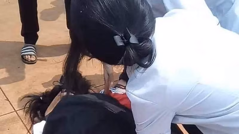  Nữ sinh cấp 2 ở Đắk Lắk bị đánh hội đồng: T rưa 13/4/2022, một nhóm nữ sinh lớp 7 và lớp 8 trường THCS Hòa Đông (tỉnh Đắk Lắk) đã đánh 1 bạn nữ trong tiếng reo hò, cổ vũ của hàng chục học sinh khác đứng xung quanh. Các nữ sinh này đã đánh nhau sau buổi học ở trường và tiếp tục hẹn nhau đến địa bàn thôn Hòa Thắng (xã Hòa Đông, huyện Krông Pắk) để giải quyết mâu thuẫn. Nguyên nhân đánh nhau là do các nữ sinh đã bình luận "dạo" trên Facebook rồi phát sinh mâu thuẫn. (Ảnh: Cắt từ clip)