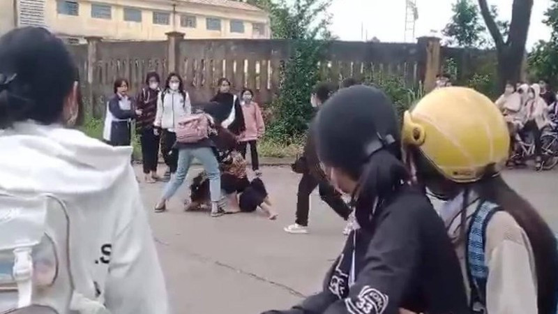  Nữ sinh lớp 7 bị đánh hội đồng tại cổng trường: Trưa 21/2/2022, một nữ sinh bị nhóm bạn đánh hội đồng tại cổng phụ trường THPT Phan Thành Tài (huyện Hoà Vang, TP Đà Nẵng). 2 "nhân vật chính" đánh nhau là em L.H.N. (lớp 8) và em N.T.T.N. (lớp 7) của trường THCS Nguyễn Hồng Ánh (huyện Hòa Vang, TP Đà Nẵng). Ngoài ra, có 2 nữ sinh đứng phía ngoài cũng xông vào dùng mũ bảo hiểm đánh vào đầu và đá vào người T.N. Nguyên nhân đánh nhau là do mâu thuẫn, thách thức nhau qua mạng xã hội. (Ảnh: Cắt từ clip)