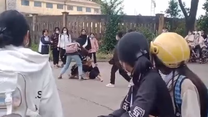  Nữ sinh lớp 7 bị đánh hội đồng tại cổng trường: Trưa 21/2/2022, một nữ sinh bị nhóm bạn đánh hội đồng tại cổng phụ trường THPT Phan Thành Tài (huyện Hoà Vang, TP Đà Nẵng). 2 "nhân vật chính" đánh nhau là em L.H.N. (lớp 8) và em N.T.T.N. (lớp 7) của trường THCS Nguyễn Hồng Ánh (huyện Hòa Vang, TP Đà Nẵng). Ngoài ra, có 2 nữ sinh đứng phía ngoài cũng xông vào dùng mũ bảo hiểm đánh vào đầu và đá vào người T.N. Nguyên nhân đánh nhau là do mâu thuẫn, thách thức nhau qua mạng xã hội. (Ảnh: Cắt từ clip)