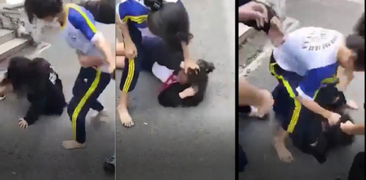  Nữ sinh lớp 7 bị đánh hội đồng vì 'nhìn đểu' ở TP.HCM: Tối 17/1/2022, trên MXH đăng tải một đoạn clip ghi lại cảnh một nữ sinh bị ba nữ sinh khác đè xuống mặt đường đấm, đá vào người. Nữ sinh bị đánh hội đồng là N.G.H. học sinh lớp 7 trường THCS Võ Văn Vân (huyện Bình Chánh, TP. HCM). Nguyên nhân là do khoảng 1 tháng trước khi đi tiêm vaccine COVID-19, nhóm học sinh kia cho rằng H. đã "nhìn đểu, lườm mình" nên giờ kéo tới đánh. (Ảnh: Cắt từ clip)