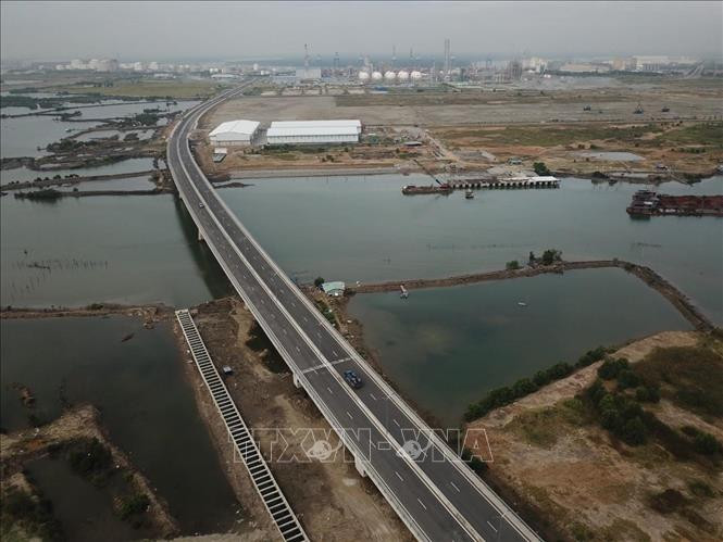 Bà Rịa - Vũng Tàu tăng tốc các dự án trọng điểm: Theo đánh giá của Sở Kế hoạch và Đầu tư tỉnh Bà Rịa-Vũng Tàu, việc thực hiện triển khai các dự án, công trình trọng điểm trên địa bàn tỉnh vẫn còn gặp nhiều khó khăn, vướng mắc dẫn đến tình trạng chậm tiến độ. Hiện, tỉnh đang phối hợp chặt chẽ với các bộ, ngành Trung ương đẩy nhanh tiến độ thực hiện dự án. (Nguồn: Tin Tức)