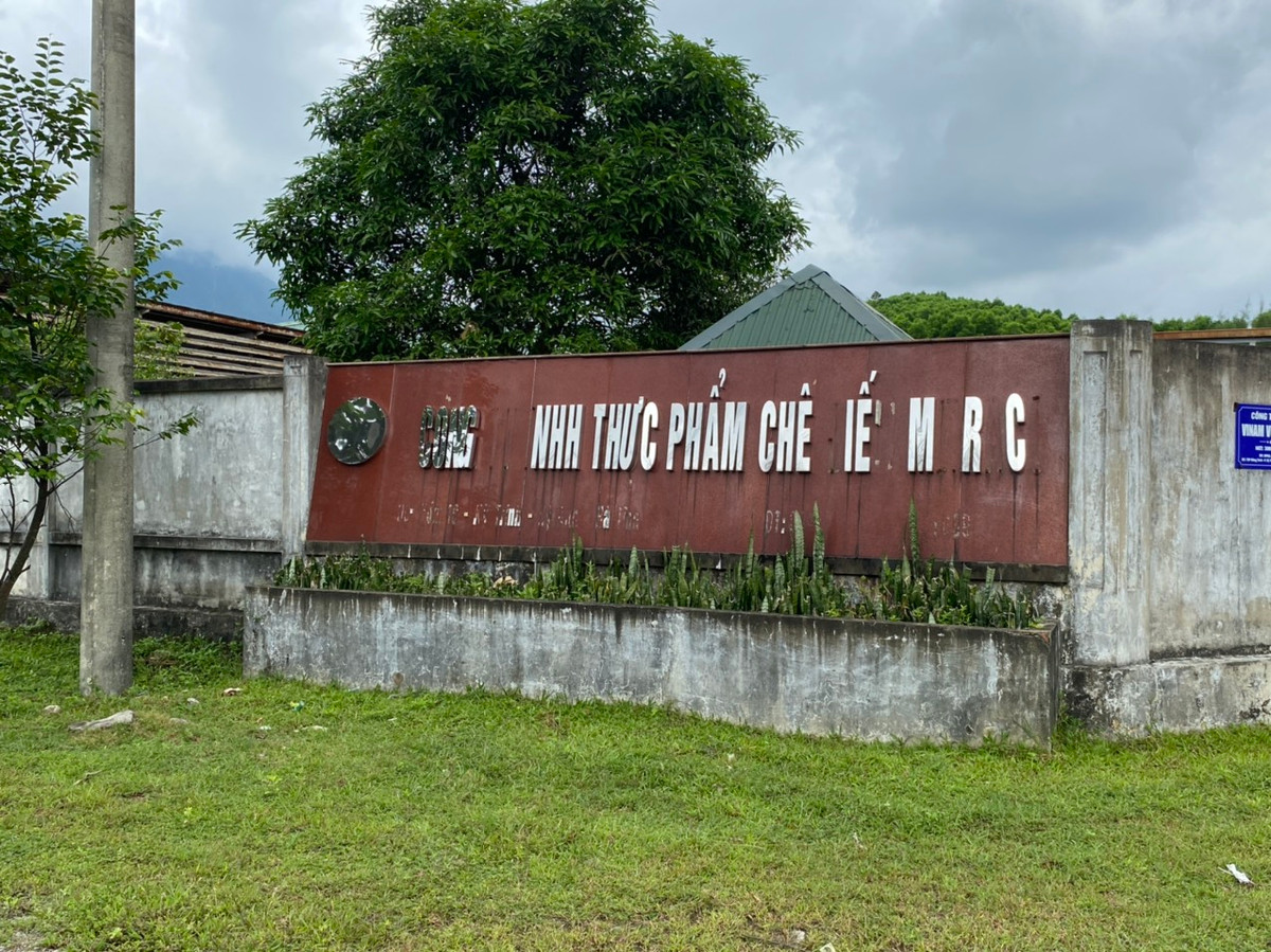 Đây là cổng, tên nhà máy chế biến súc sản đình đám một thời ở Hà Tĩnh, nhưng sau gần 10 năm dòng tên nhà máy đã không còn nguyên vẹn như ban đầu. Bởi nhà máy này với biết bao kỳ vọng song sau đó làm ăn không hiệu quả, ngưng trệ. Theo đó vào cuối năm 2012 Công ty Mitraco Hà Tĩnh đã long trọng làm lễ khởi công xây dựng Nhà máy chế biến Súc sản đóng tại phường Kỳ Trinh (TX Kỳ Anh).