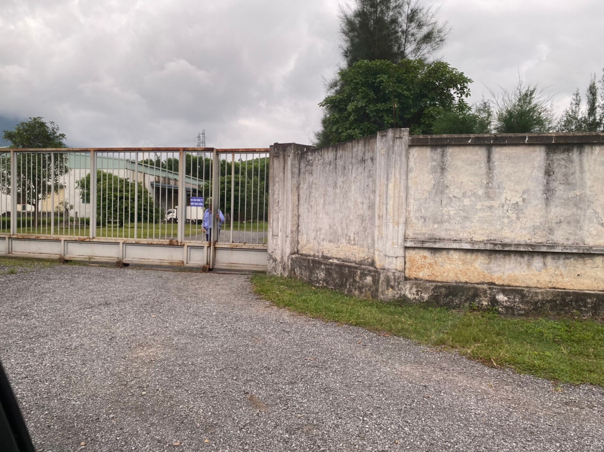 Nhưng với biết bao kỳ vọng ban đầu, sau 10 năm nhà máy này lại nằm trong bối cảnh cửa đóng, then cài vắng lặng. Vào sáng 20/5, PV đã mục sở thị nhà máy này sau 10 năm khởi công. Theo đó sau khi đến cổng, phát hiện người lạ vị bảo vệ cổng đã vội đóng kín cửa, bên trong nhà máy khá vắng lặng.