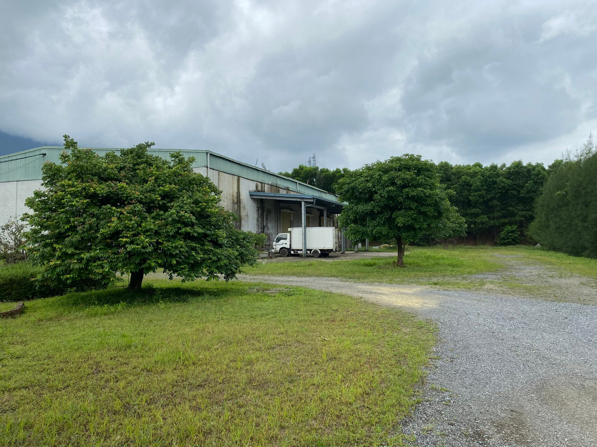 Khu nhà xưởng đóng kín cửa im lìm dù đang trong giờ làm việc, duy chỉ có 1 chiếc xe tải nhỏ đang đậu phía trước. Tất cả hoàn toàn trái ngược với viễn cảnh một dự án đầu tư cả trăm tỷ đồng, quy mô lớn nhất khu vực, làm ăn thịnh vượng.