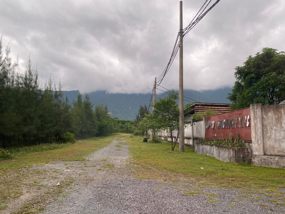 Tuy vậy theo quan sát của PV khuôn viên nhà máy vẫn được bảo vệ nghiêm, hạ tầng thiết bị vẫn được nhân viên bảo vệ nơi đây giám sát chặt chẻ.