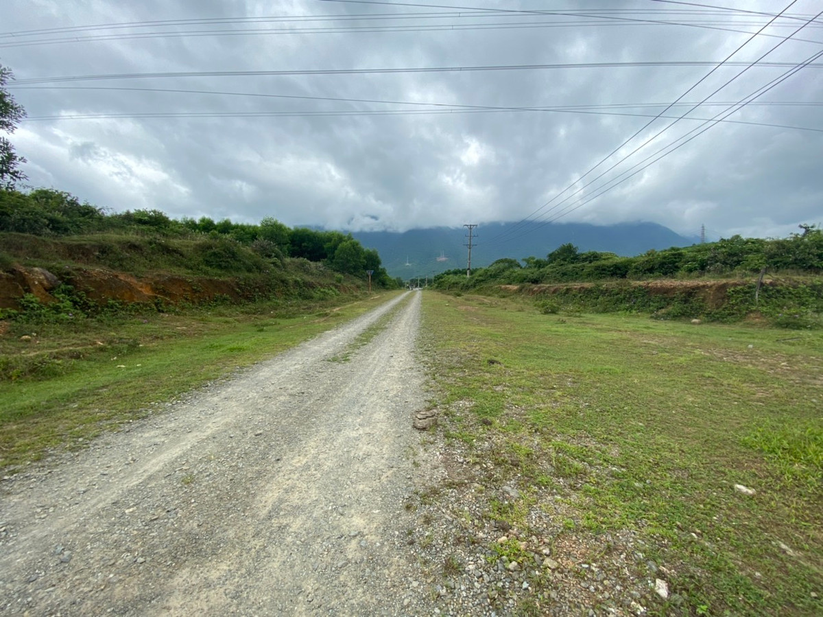 Tuyến đường vào nhà máy đã vắng bóng những chuyến xe nhộn nhịp vào ra nhận hàng như thời điểm ban đầu. Vây số phận nhà máy này sẽ đi về đâu, có tái hoạt động mạnh mẽ hay không, câu hỏi này xin được kiểm chứng tiếp trong thời gian tới.