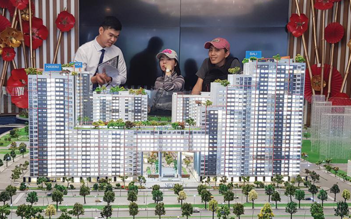  Hiện tượng “lạ” thị trường bất động sản: Giao dịch giảm, giá vẫn tăng: Nguồn cung bất động sản quá thấp, gần như không có, trong khi nguồn cầu tăng cao dẫn đến đầu cơ, đầu nậu thổi giá tăng ảo nên không có người mua. Chuyên gia cho rằng, cần điều chỉnh chính sách, điều tiết các dự án, đưa lượng hàng vào thị trường mạnh hơn. (Nguồn: Tổ Quốc)