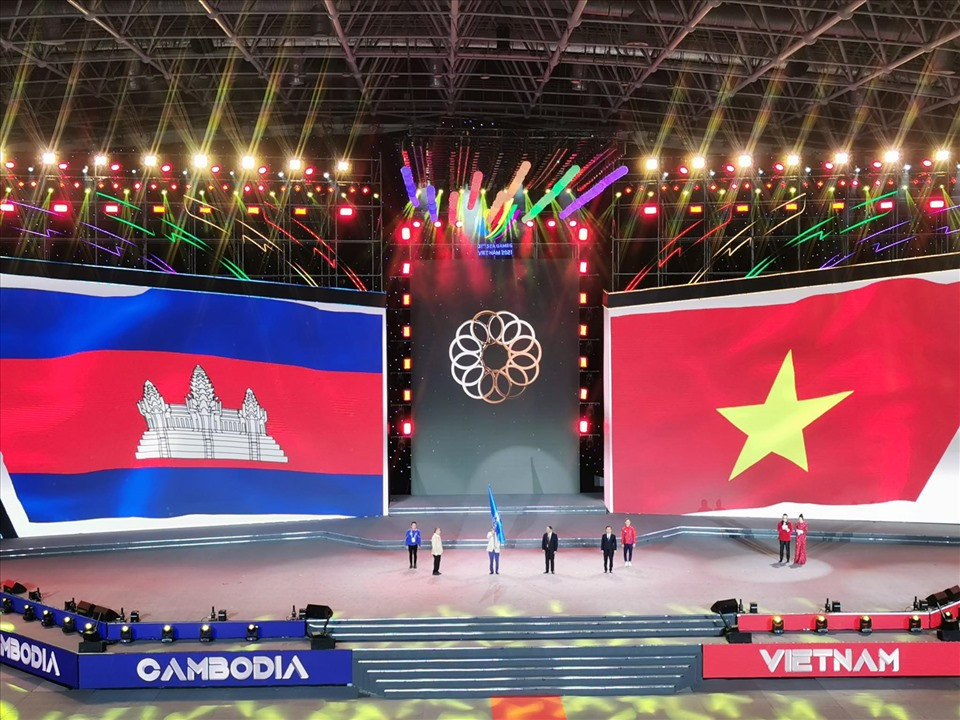  Campuchia đăng cai SEA Games 32 vào năm 2023: Lễ bế mạc SEA Games 31 được tổ chức trang trọng tại Cung điền kinh trong nhà Hà Nội. Tại buổi lễ, Campuchia chính thức nhận chuyển giao vai trò là chủ nhà của SEA Games 32. (Nguồn: Lao Động)