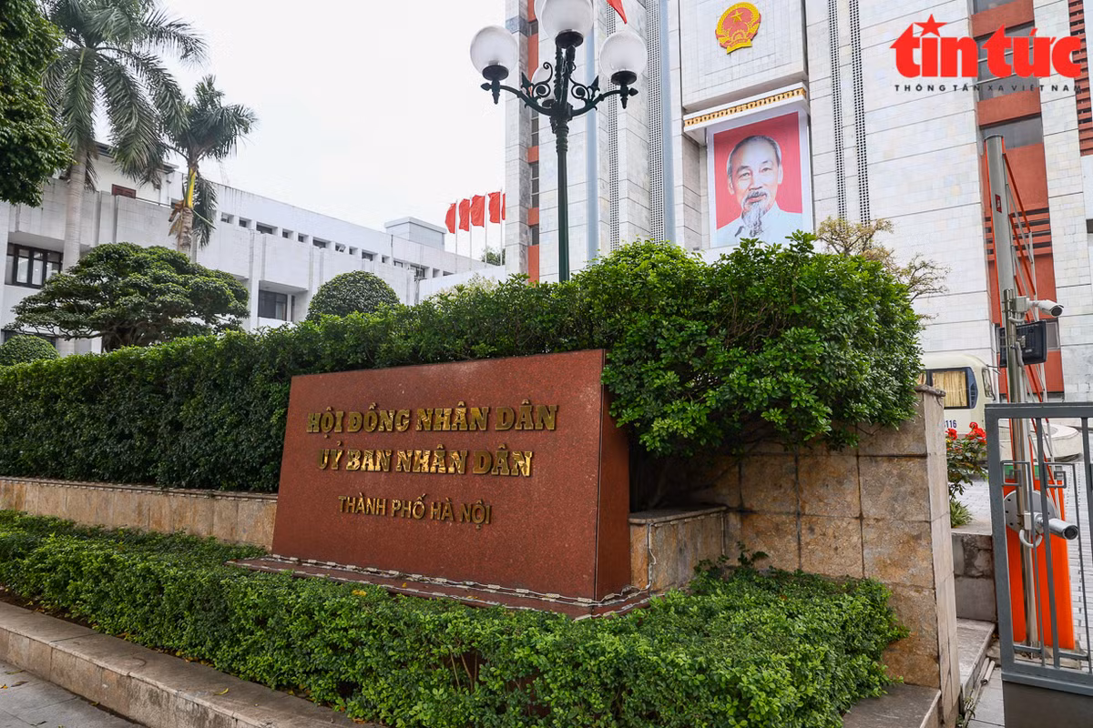  Hà Nội dự chi hơn 61 tỷ đồng để đào tạo sau đại học cho cán bộ: UBNT TP Hà Nội vừa ban hành Đề án cử cán bộ, công chức, viên chức thuộc các sở, ngành… đi học tiến sĩ, thạc sĩ trong và ngoài nước. Tổng kinh phí thực hiện đến năm 2025 là hơn 272,3 tỷ đồng, từ nguồn ngân sách thành phố. Riêng đào tạo sau đại học, nguồn kinh phí dự kiến là 61,6 tỷ đồng. (Nguồn: Tin Tức)