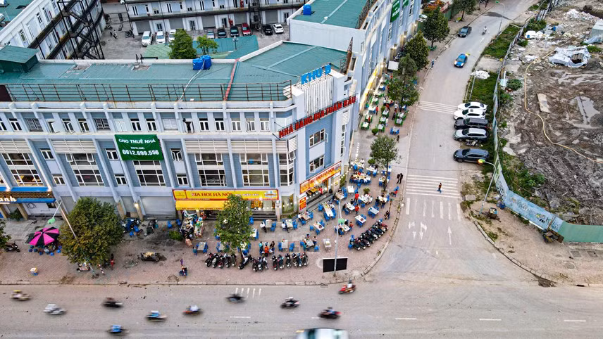 Tương tự, nằm trên tuyến đường Vũ Trọng Khánh là quán bia có tên Tuấn Râu ngang nhiên lấn chiếm vỉa hè “như của nhà mình” xếp 3 hàng bàn ghế dài hàng chục mét để bán hàng. Dù quán bia đó chỉ cách Công an phường Mộ Lao chừng vài trăm mét nhưng không hề thấy có bóng dáng của lực lượng chức năng đi xử lý.