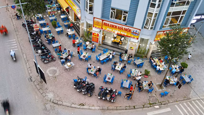 Nhiều người dân tại đây cho rằng, quán bia Tuấn Râu ngang nhiên lấn chiếm vỉa hè, thách thức lực lượng chức năng nhưng không biết vì sao đến nay tình trạng đó vẫn tồn tại?