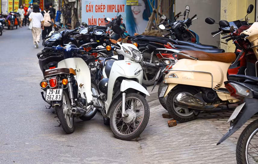 Tại tuyến phố Nguyễn Văn Trỗi, hai bên đường hàng xe dài cả trăm mét ngang nhiên chiếm vỉa hè. Thậm chí nhiều khi đông khách các chủ cơ sở kinh doanh tại đây còn ngang nhiên xếp thành hàng hai thậm chí là ba hàng.