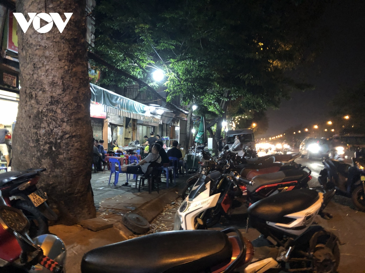 Một quán bia trên phố Yên Phụ chiếm dụng vỉa hè, lòng đường.