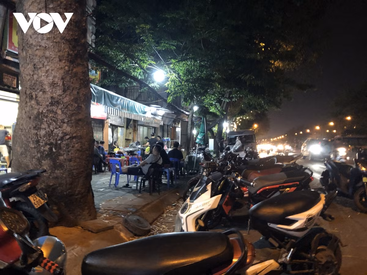 Một quán bia trên phố Yên Phụ chiếm dụng vỉa hè, lòng đường.