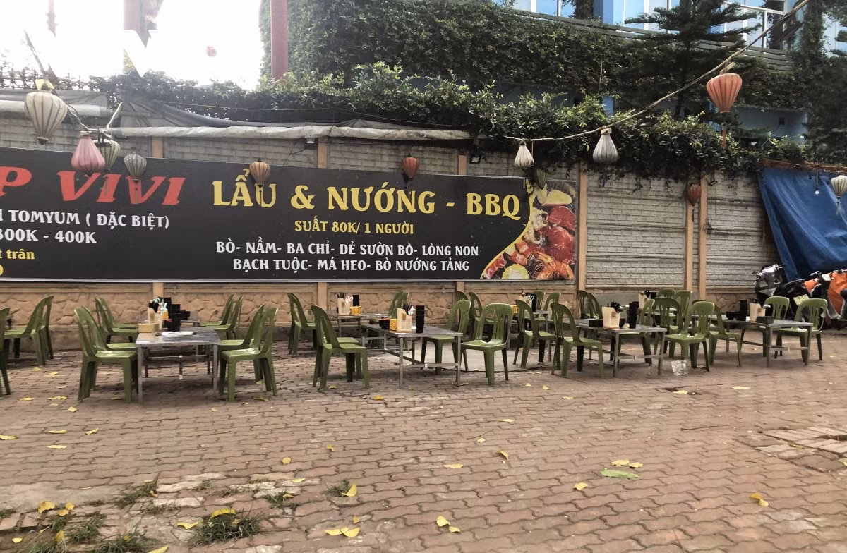 Chiều tối, ngoài bờ tường Nhà máy nước Lương Yên, các quán lẩu, nướng xếp bàn ghế đầy vỉa hè.