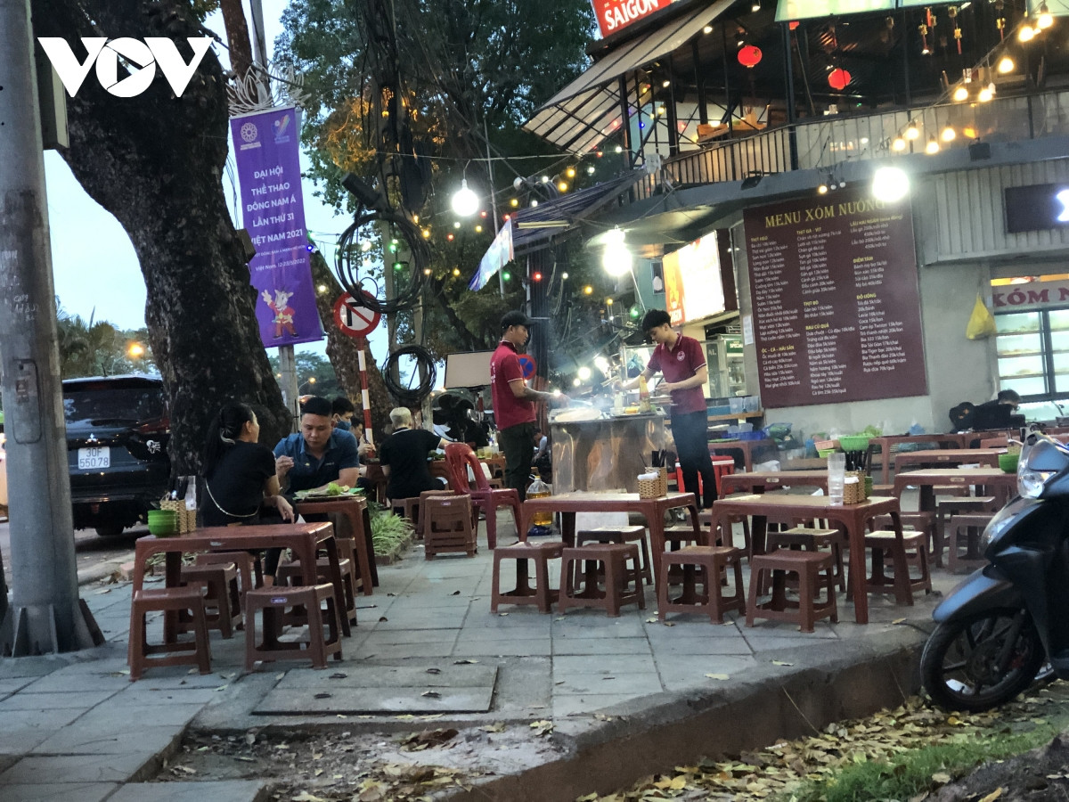 Khu vực dốc Hàng Than, Hoè Nhai, Hàng Đậu là "thiên đường" của lẩu, nướng vào chiều tối. Vỉa hè bị các quán "hồn nhiên" chiếm dụng.