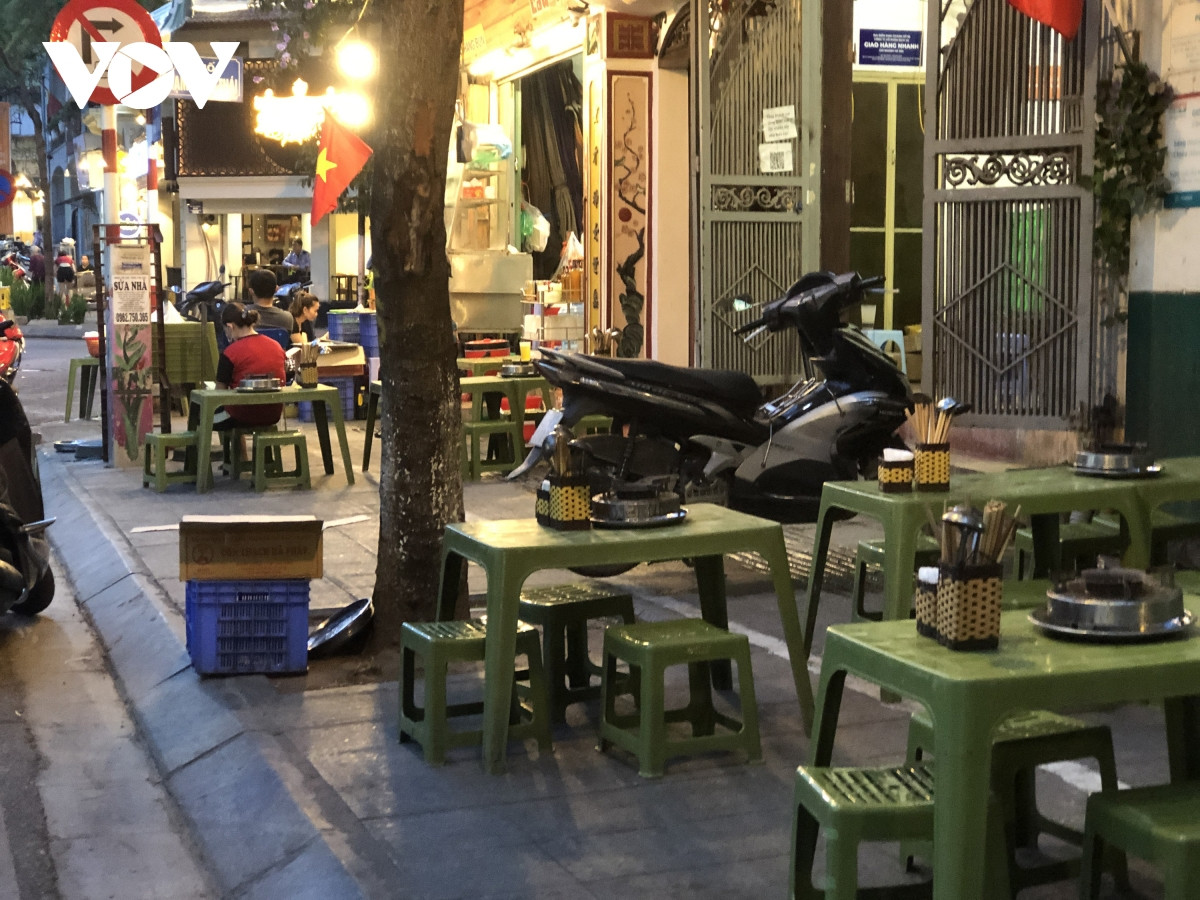 Vào thời điểm này, người đi bộ không còn vỉa hè mà đi, thay vào đó là những bàn lẩu nướng kê kín.