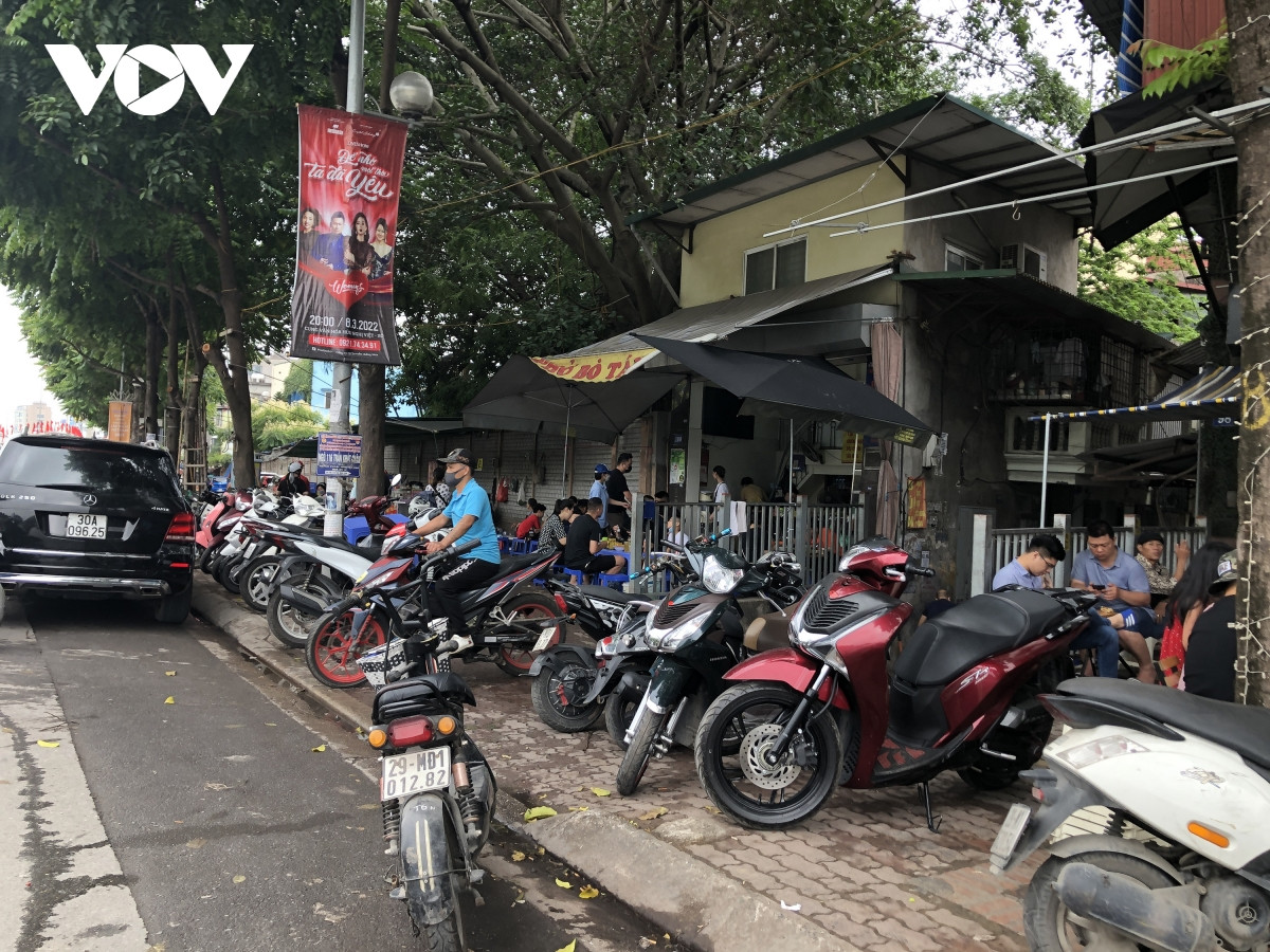 Tình trạng lấn chiếm vỉa hè diễn ra ở nhiều tuyến phố trong các quận nội thành. Một hàng cà phê và quán phở sát Nhà máy nước Lương Yên chiếm trọn vỉa hè đoạn phố Trần Khát Chân.
