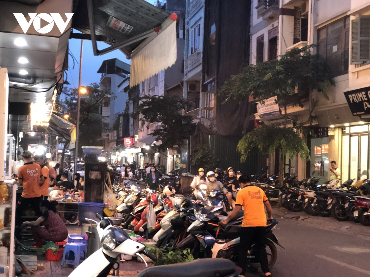 Vỉa hè hai bên dãy phố Hoè Nhai chật hẹp tập trung nhiều quán bít tết, khách ăn trên vỉa hè, lòng đường là nơi để xe.