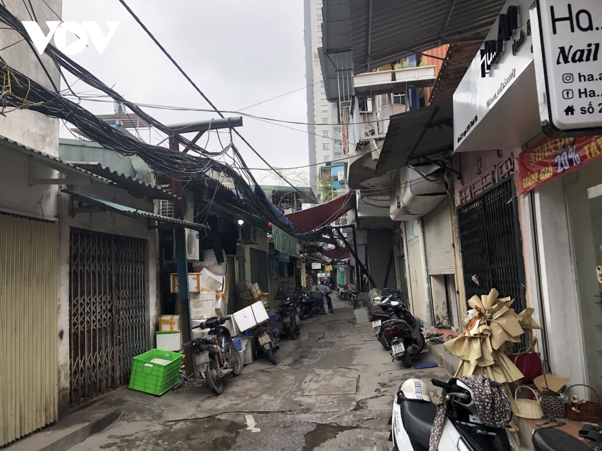 Điều kiện hạ tầng, chất lượng sống tạm bợ.