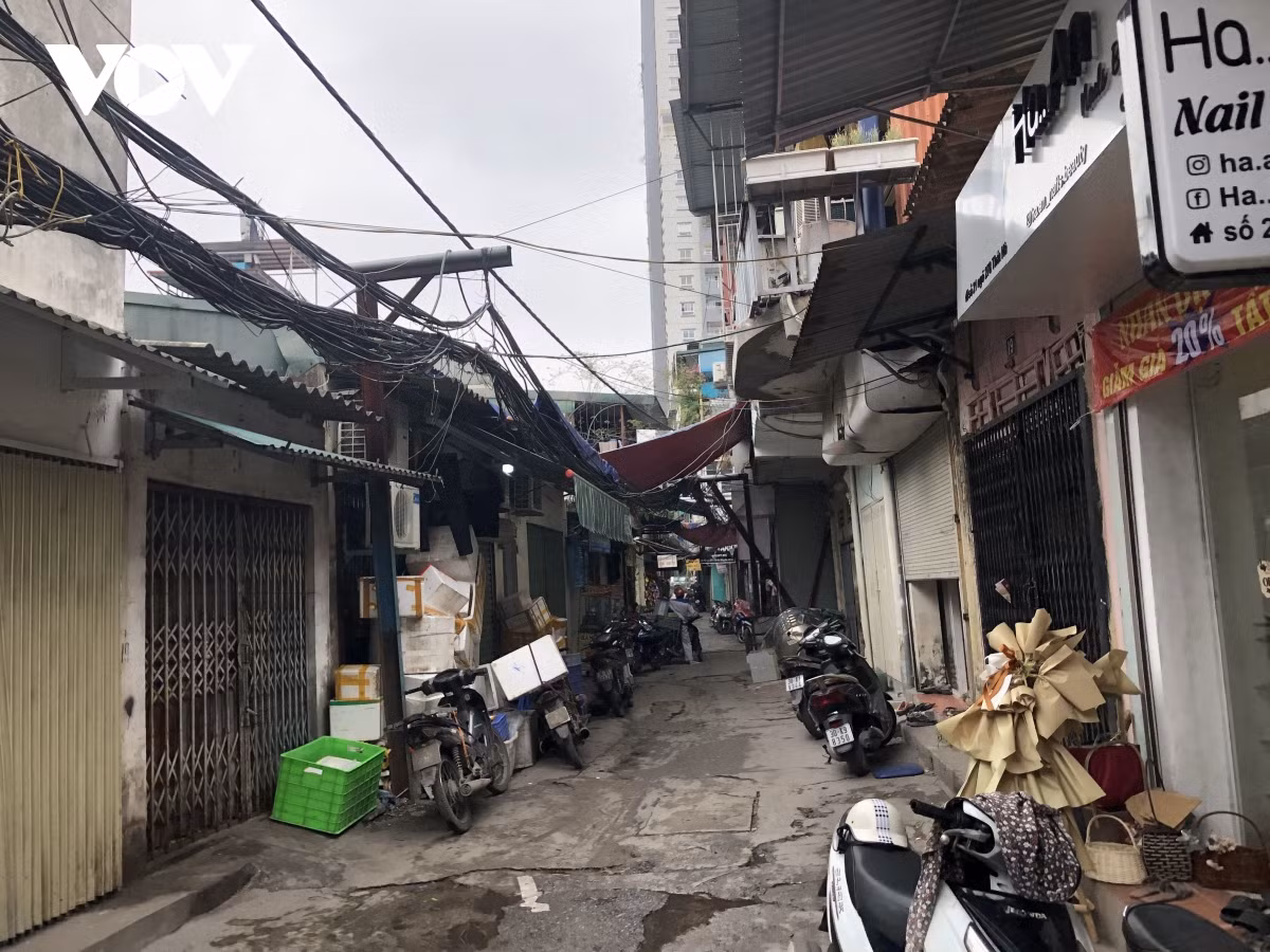 Điều kiện hạ tầng, chất lượng sống tạm bợ.