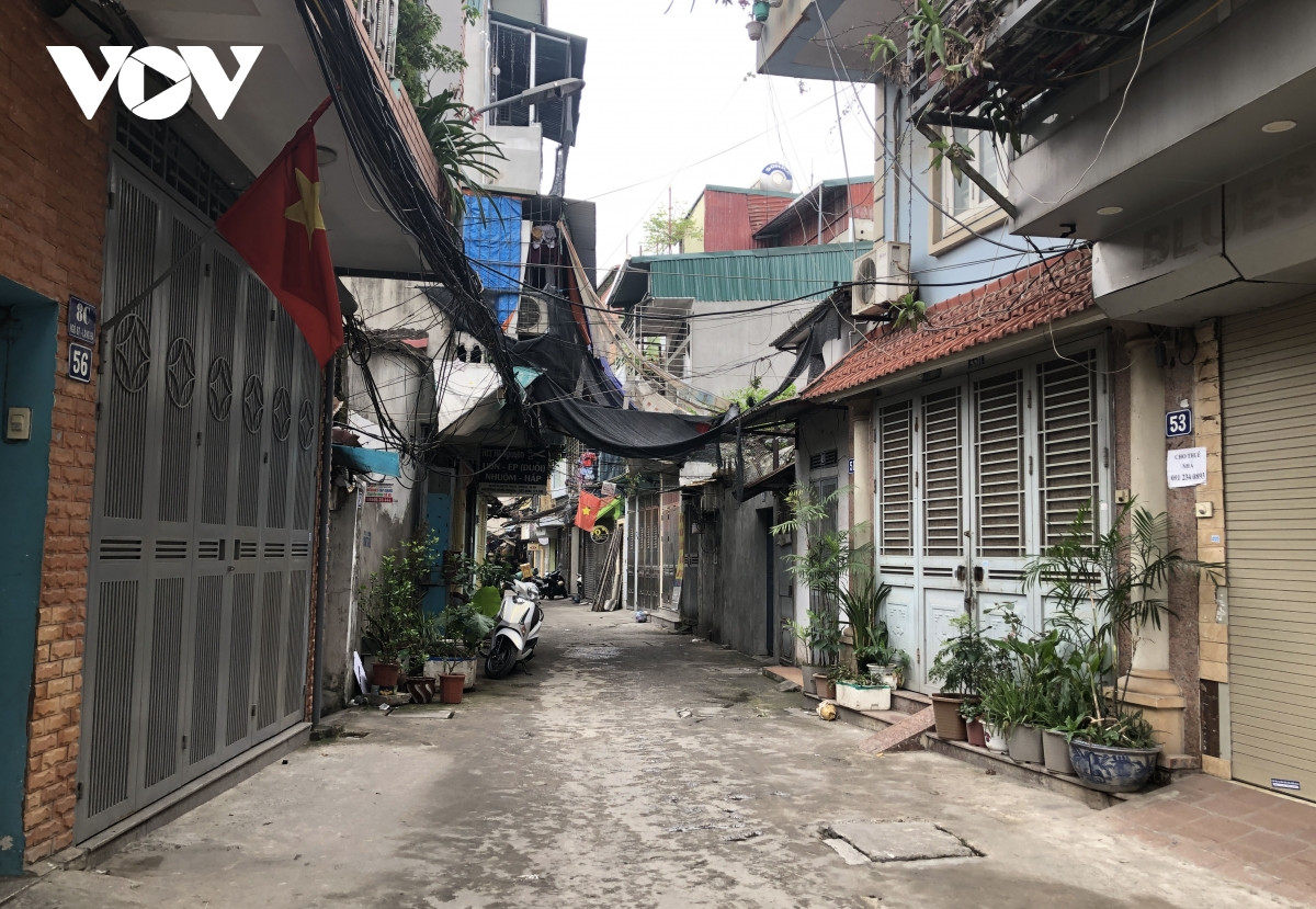 Đằng sau những dãy nhà, biển hiệu hào nhoáng là khu dân cư chật cứng những căn nhà tạm.