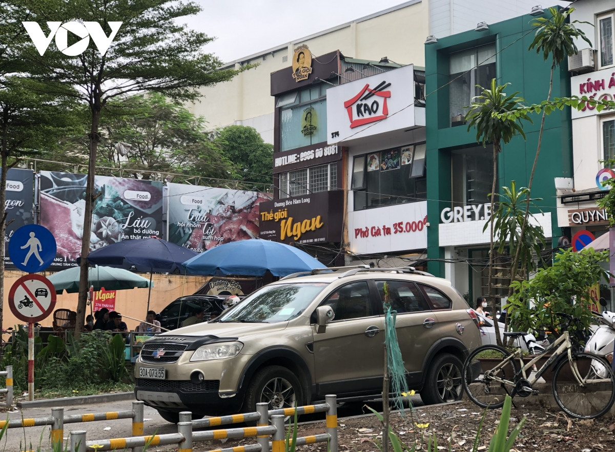 Việc lấn chiếm, xây dựng trái phép diễn ra hàng chục năm qua nhờ "sự nương tay cho tồn tại" của chính quyền phường.