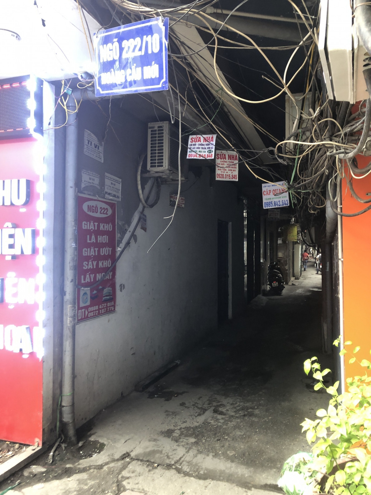 Nguy cơ cháy nổ hiện hữu bởi những đường dây điện chằng chịt.