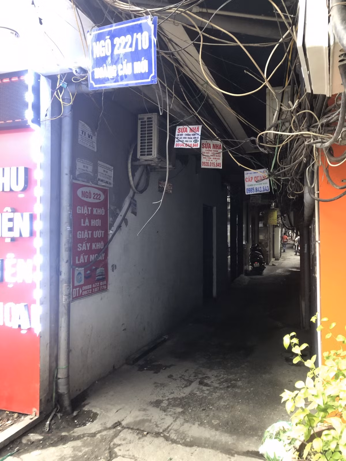 Nguy cơ cháy nổ hiện hữu bởi những đường dây điện chằng chịt.