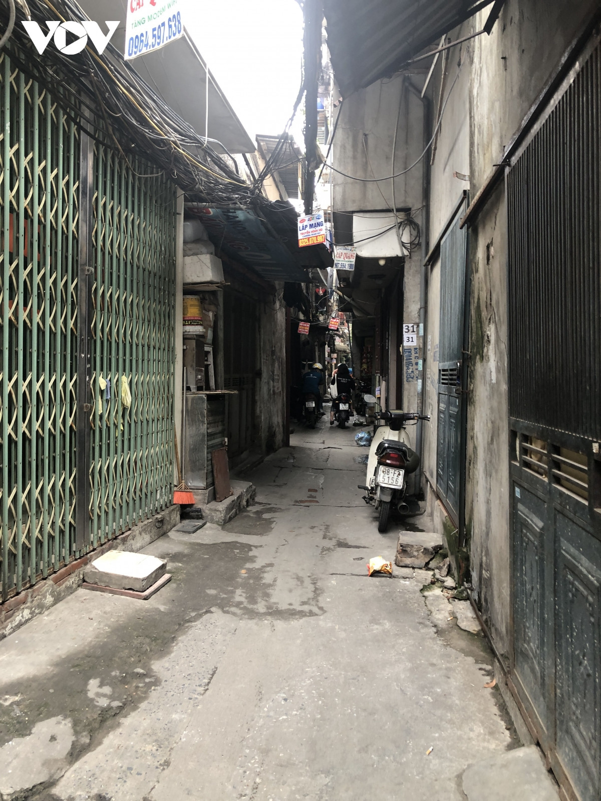 Phương tiện chữa cháy cũng khó tiếp cận những con ngõ sâu thế này.