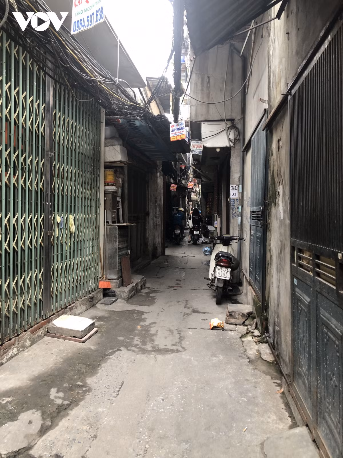 Phương tiện chữa cháy cũng khó tiếp cận những con ngõ sâu thế này.