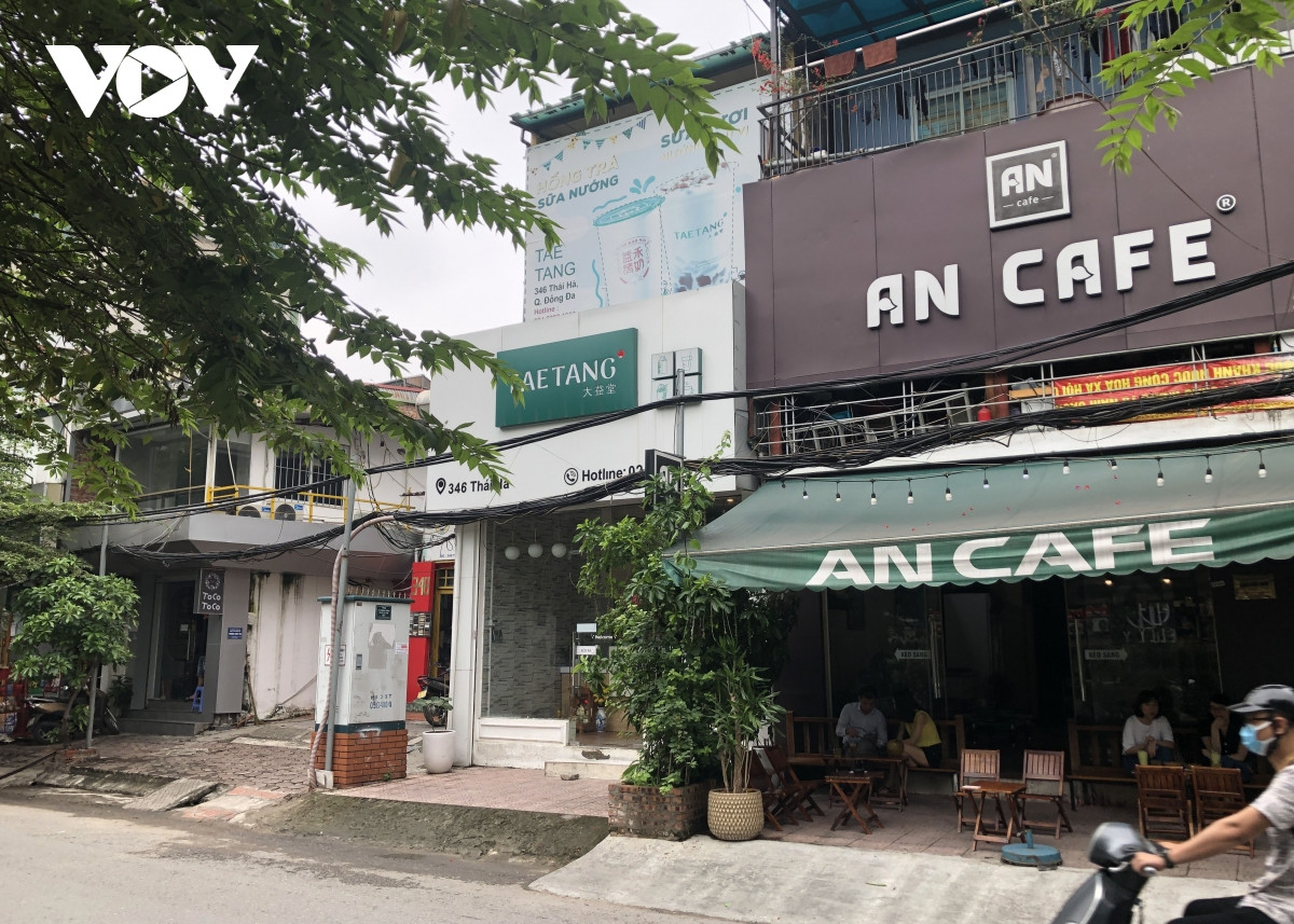 Có tới hàng trăm căn nhà "nhảy dù" quanh bãi rác Thành Công. Xây dựng cơi nới tạm 2-3 tầng chở thành điểm cho thuê, kinh doanh cửa hàng, thu hàng chục triệu đồng mỗi tháng tuỳ theo diện tích mặt tiền.