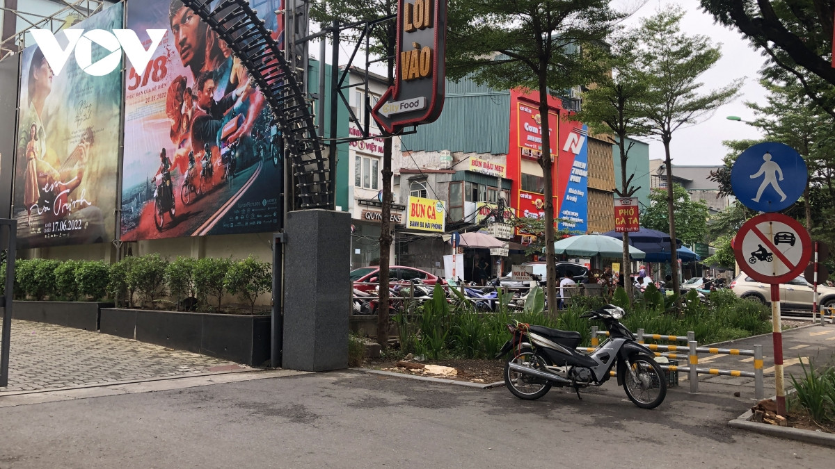 Cả một dãy phố cạnh Trung tâm chiếu phim Quốc gia là những cửa hàng, quán ăn hào nhoáng được hưởng lợi từ việc cống hoá kênh mương trong nội đô hình thành một con đường mới mở theo phố Thái Hà.